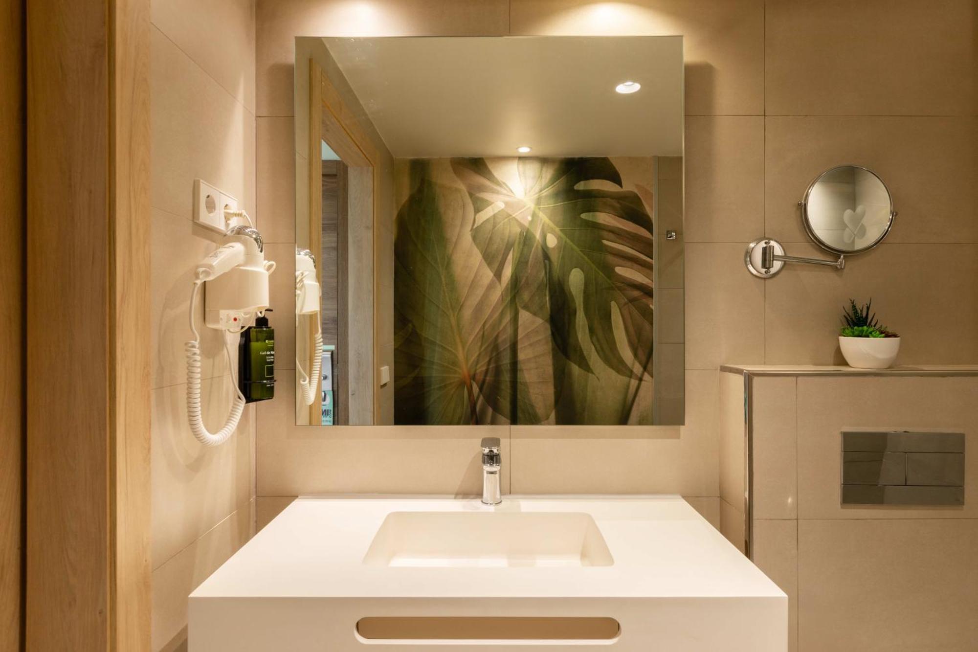The White Apartments (Adults Only) Sant Antoni de Portmany Екстериор снимка