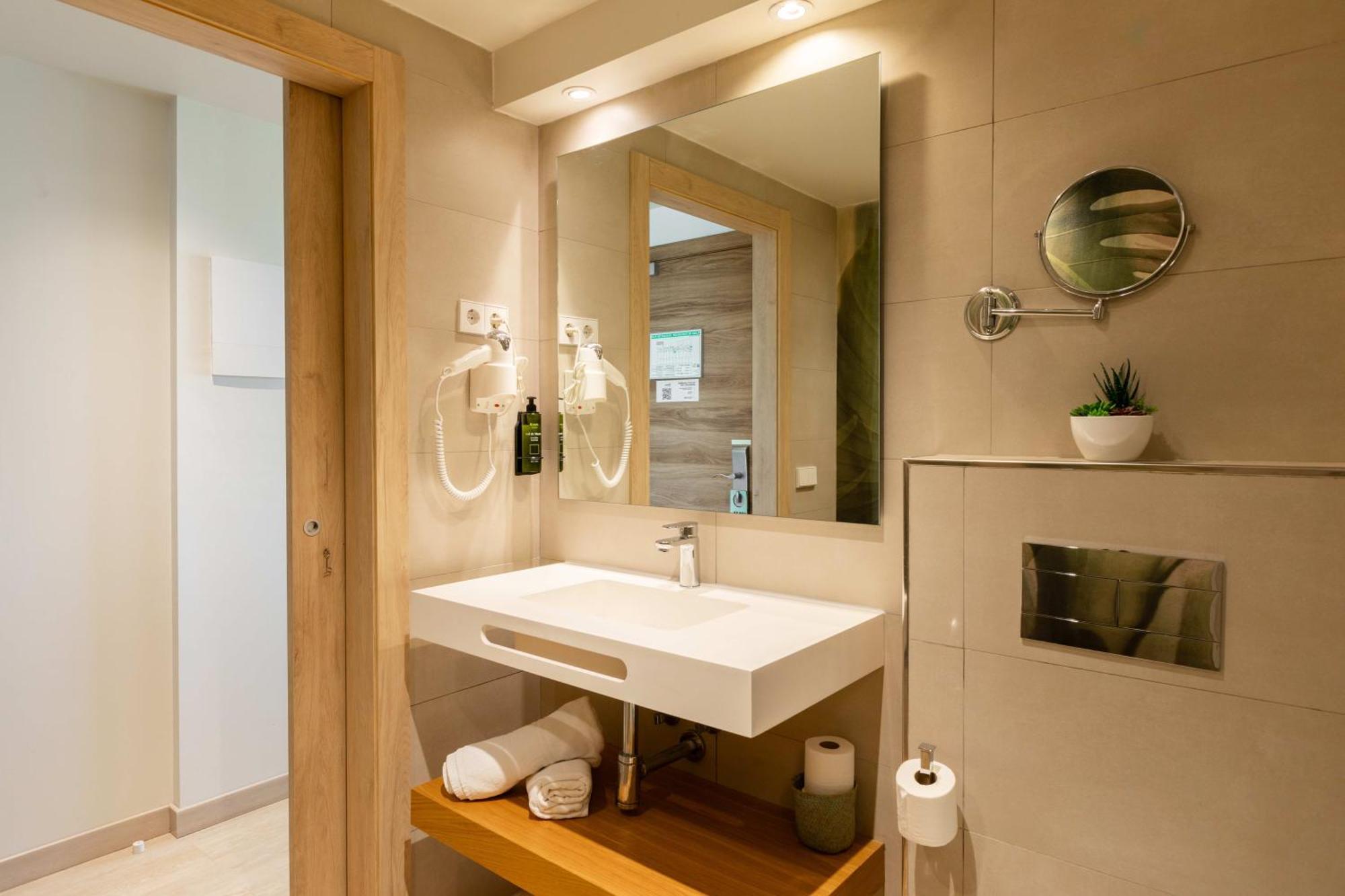 The White Apartments (Adults Only) Sant Antoni de Portmany Екстериор снимка